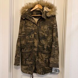 Express Camouflage Jacket removable Faux Fur hood and Cozy Lining M ***flaws